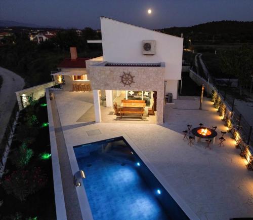 Villa Maritime - Exklusive Strandvilla mit beheiztem Pool, Grillhütte & Meerblick bei Zadar