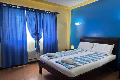 Postel nebo postele na pokoji v ubytování OveMar Resort Hotel near Vigan