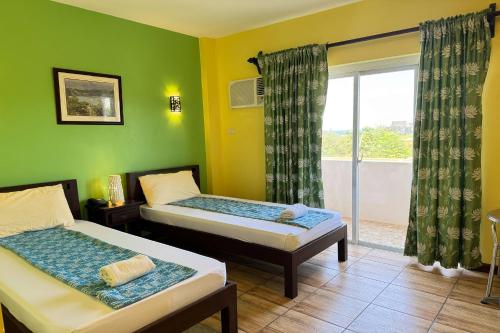 Postel nebo postele na pokoji v ubytování OveMar Resort Hotel near Vigan