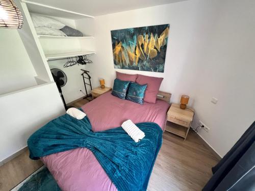a small bedroom with a bed in a room at Montbel'appart-Le duplex jardin terrasse in Montbéliard
