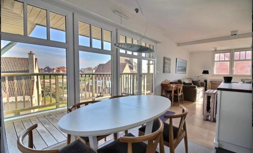 une cuisine et un salon avec une table et des chaises dans l'établissement T3 Hardelot plage vue mer, à Neufchâtel-Hardelot