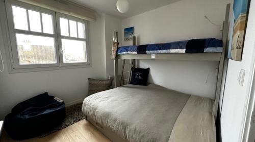 - une chambre avec un lit et deux lits superposés dans l'établissement T3 Hardelot plage vue mer, à Neufchâtel-Hardelot