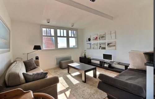 un salon avec un canapé et une table dans l'établissement T3 Hardelot plage vue mer, à Neufchâtel-Hardelot