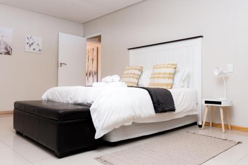 Ένα ή περισσότερα κρεβάτια σε δωμάτιο στο Complete Modern 3-Bedroom Home En-suite Near Mall & Major Attractions
