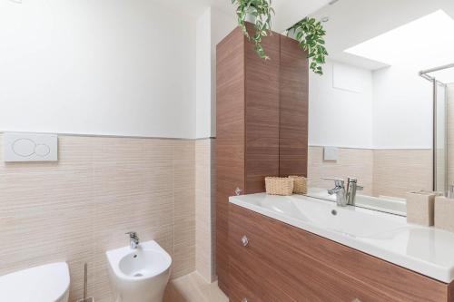 a bathroom with a tub and a toilet and a sink at San Francesco Harmony Home in Pernumia