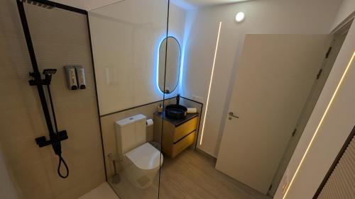 un piccolo bagno con wc e doccia di No Encontrarás Nada Mejor, Nuevo y Centrico a Valverde