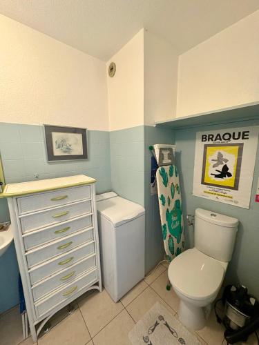 une salle de bain avec des toilettes blanches et un lavabo dans l'établissement Cosy T2 avec balcon au Mourillon, à 1OOm de la plage, à Toulon