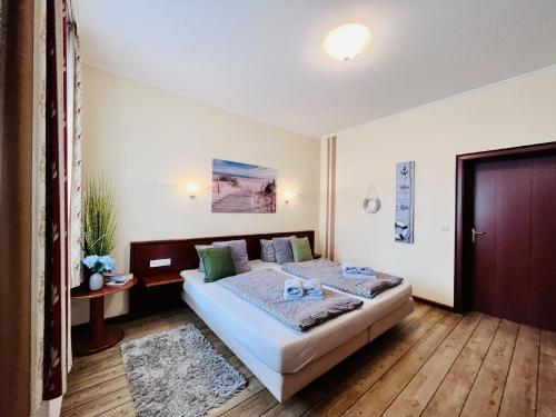 Ferienwohnung Strandlust in der Villa Seeadler Binz في بينز: غرفة نوم بها سرير في الغرفة