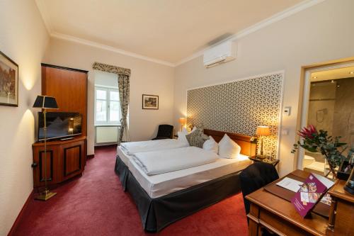 Postel nebo postele na pokoji v ubytování Hotel Kaiserhof Eisenach