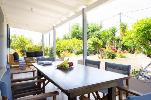 a dining room with a table and chairs at Villa Primarosa in Metaxáta