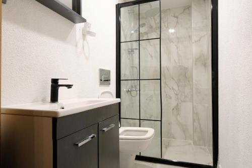 une salle de bain avec une douche, des toilettes et un lavabo dans l'établissement iDİL OTEL, à Istanbul