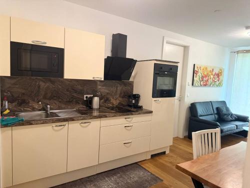 Una cocina o zona de cocina en Cozy 2BR Apartment In Floridsdorf Area