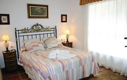 ベナルップ・カサス・ビエハスにあるDehesa Las Yeguasのベッドルーム1室(ベッド1台、タオル2枚付)