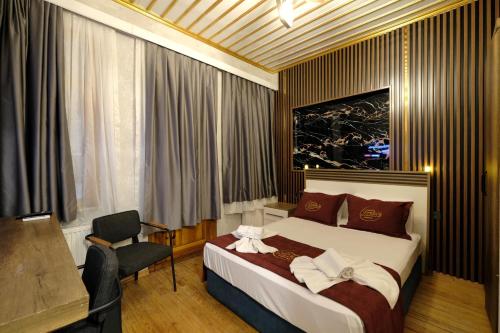 une chambre d'hôtel avec un lit et une chaise dans l'établissement iDİL OTEL, à Istanbul