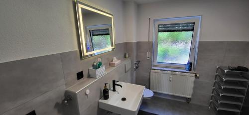 Ένα μπάνιο στο Gemütliche 3 Zimmerwohnung in Crailsheim
