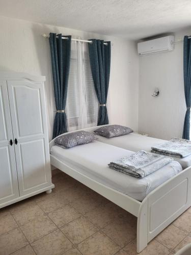 Postel nebo postele na pokoji v ubytování Panorama Pakoštane