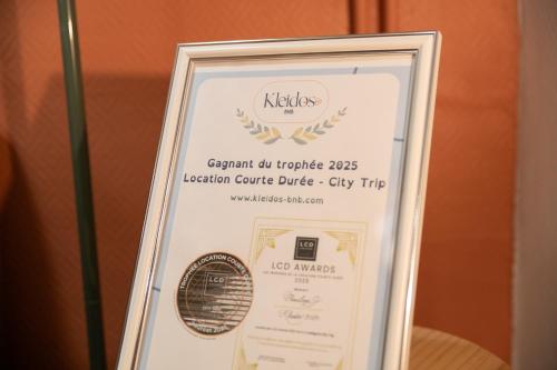 a framed diploma sign for a hotel room at Pénélope by Kleidos - Charmant Studio Centre Pont-Audemer in Pont-Audemer