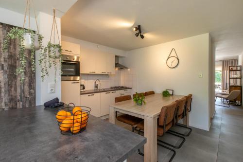 Küche/Küchenzeile in der Unterkunft Vakantiehuis onderaan duinen in Zoutelande, Strand 5