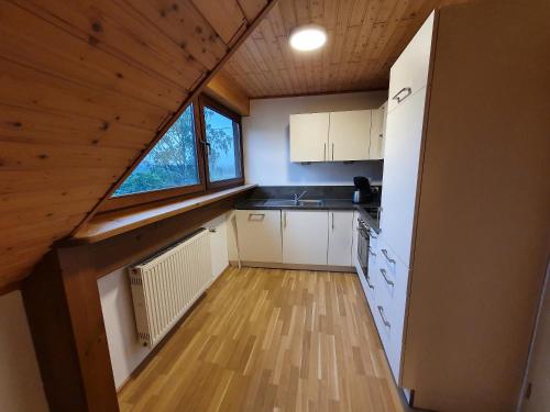 an overhead view of a kitchen in a tiny house at Ferienwohnung Meuspath in Meuspath