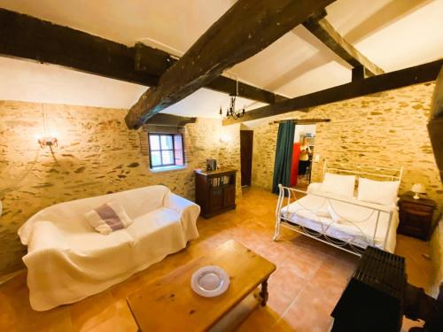 - une grande chambre avec un lit et une table dans l'établissement Hope House, à Chavagnes-les-Redoux