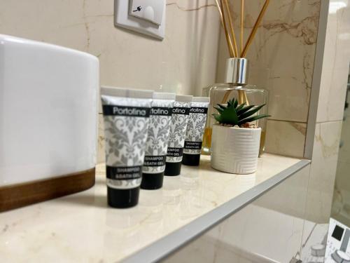 クルジュ・ナポカにあるCozy North 11の香水のボトルと植物が置かれた棚