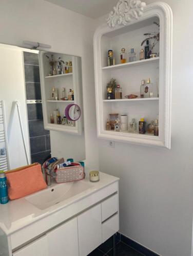 une salle de bain blanche avec un lavabo et un miroir dans l'établissement Belle villa avec piscine, à Borgo