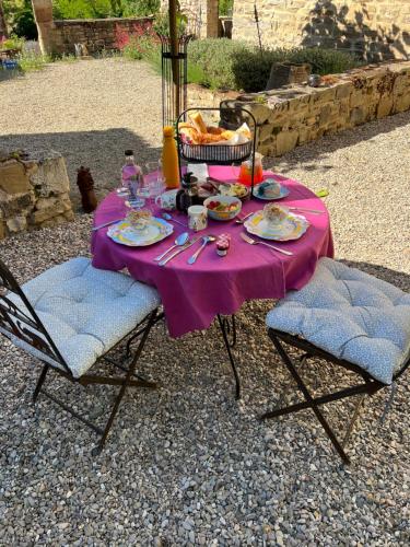 コルド・シュル・シエルにあるLa Bastide de La Bogneの紫のテーブルクロスと食べ物