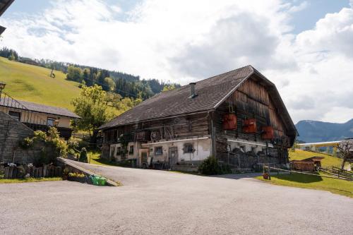 an old wooden barn sitting on top of a hill at Pension Spreitzhof & Appartement Royer in Schladming