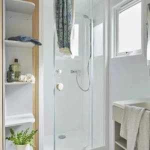 une salle de bain blanche avec une douche et un lavabo dans l'établissement Camping 3 étoiles - efdbeb, à Plobannalec-Lesconil