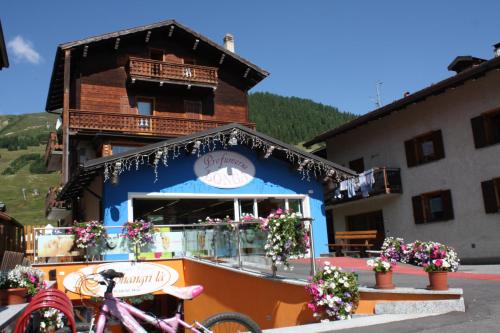 un edificio con una bicicleta estacionada frente a él en Casa Longa en Livigno