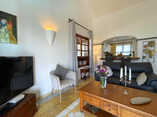 Villa Casa Karoline with a sunny terrace, heated pool, comfort and privacy in a quiet neighborhood