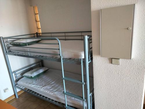 Ce lit superposé se trouve dans une petite chambre dotée d'un lit superposé gmaxwell gmaxwell. dans l'établissement CAP D'AGDE, Studio cabine Ile des pêcheurs , Piscine, Tennis, Boulodrome, Jeux enfants, au Cap d'Agde