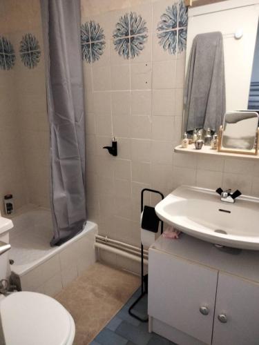 une salle de bain avec un lavabo, des toilettes et une baignoire dans l'établissement CAP D'AGDE, Studio cabine Ile des pêcheurs , Piscine, Tennis, Boulodrome, Jeux enfants, au Cap d'Agde