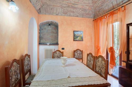 a dining room with a table and chairs at Casa Vacanze Marì E Françe in Dolcedo