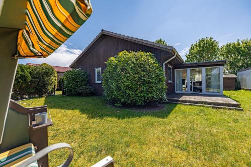 a home with a yard with a house at Ferienhaus Nordlicht in Steinbergkirche