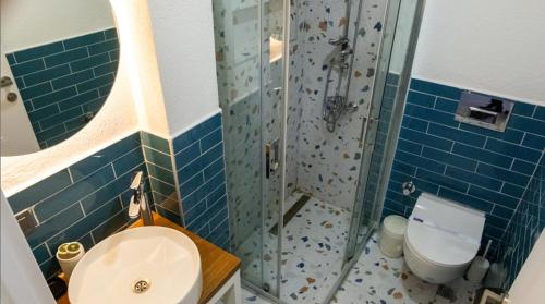 een badkamer met toilet en glazen douche bij Kiva Reisdere in Çeşme