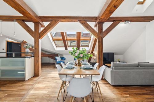 Posedenie v ubytovaní Prague Days - Spacious 117m2 Attic Retreat w AC - Near Old Town sq