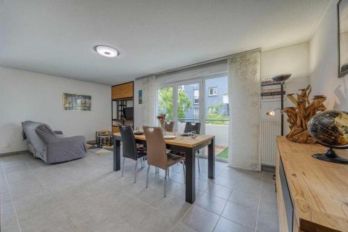 Ruang duduk di Apartment 4p with balcony in Annecy