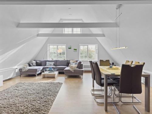 una sala de estar con un sofá y una mesa en Objekt-Nr 161 - Hafen - Vorderreihe, en Travemünde