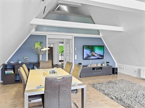 Una sala de estar con una mesa y un televisor. en Objekt-Nr 161 - Hafen - Vorderreihe, en Travemünde