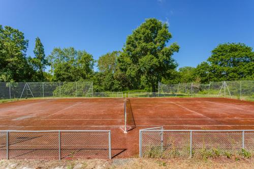 Tenis a/nebo squash v ubytování Chambre d'hote Rubis nebo okolí