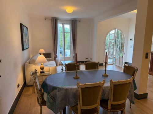 un salon avec une table à manger et un salon dans l'établissement Magnifique studio entier avec terrasse Saint Jean Cap Ferrat, à Saint-Jean-Cap-Ferrat