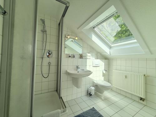 ein Badezimmer mit Dusche, Waschbecken und Toilette in der Unterkunft 23 Lake Harmony in Sipplingen