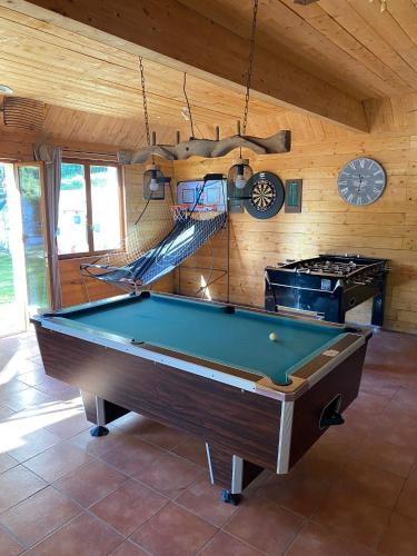 Cette chambre dispose d'un billard et d'une cuisinière. dans l'établissement Camping Moulin du Pommier, à Saulgond