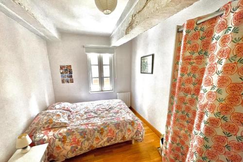 une petite chambre avec un lit et une fenêtre dans l'établissement Cosy T3 Vannes, à Vannes