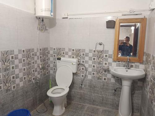 Ένα μπάνιο στο Jai Bholenath home stay
