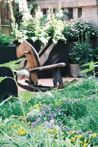 a wooden bench sitting in the middle of a garden at Xiamen Gulangyu Heitan Hotel in Xiamen