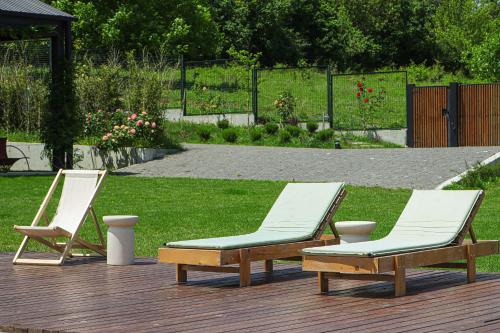 Un jardín fuera de Modern Villa with Pool & Mountain Views -by Wehost