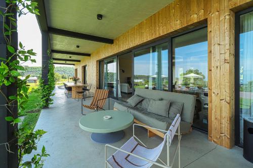Un lugar para sentarse en Modern Villa with Pool & Mountain Views -by Wehost