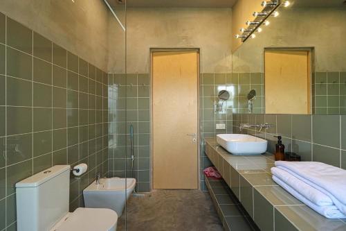 Un baño de Modern Villa with Pool & Mountain Views -by Wehost
